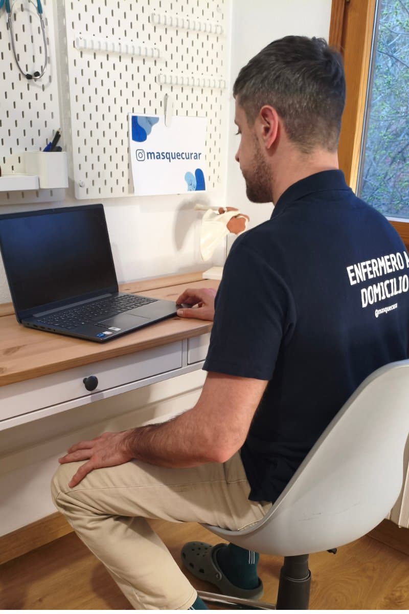 Jorge Guzmán López atendiendo consultas online desde su despacho
